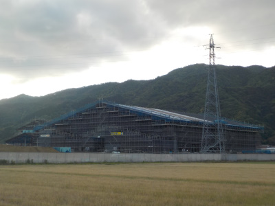 建設中の出雲新体育館は暗雲がよく似合う