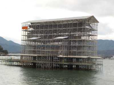 厳島神社の鳥居は改修中