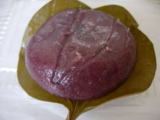 japan 島根県雲南市木次町山方1134-31 道の駅木次の横で買った「かしわ餅」は古代米入りでした。