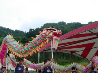 ポピー祭りで龍舞