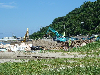 稲佐の浜は重機で清掃活動