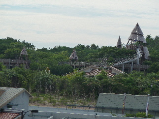 アクアス隣の遊具がある公園