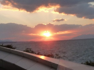 県立美術館は夕日を見ている人が多かったです。