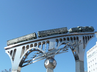 japan 鳥取県米子市弥生町2番地 米子駅には変わったオブジェがありますね。