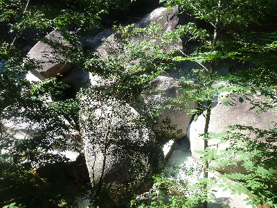 石がゴロゴロ 水が見えない