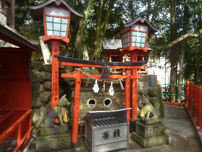japan 島根県鹿足郡津和野池村1997-4 太鼓谷稲成神社の鳥居は長いですね。