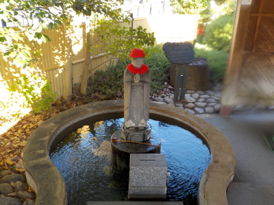 お湯かけ地蔵　足湯