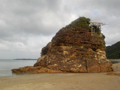 稲佐の浜は重機で清掃活動