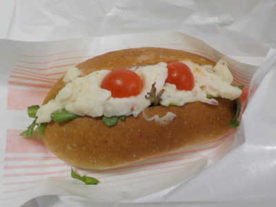 渡邊水産の白イカとポテトサラダのホットドッグ。