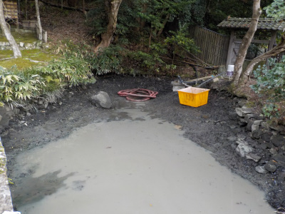 出雲大社北島國造館の池の水が抜かれていました。the water in the pond was drained