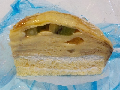 japan 島根県出雲市矢野町920-1 桃源直売所ドーム店の賞味期限切れのケーキ。 8月