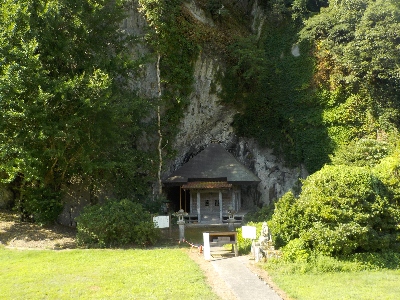 japan 島根県出雲市朝山町 岩根寺のお堂とノウゼンカズラ。
