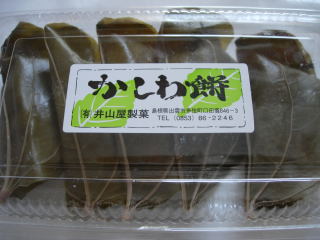 japan 島根県出雲市多伎町口田儀848-3 子供の日ということで、井山屋製菓の柏餅を食べました。