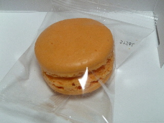 リンツの塩キャラメルマカロン。