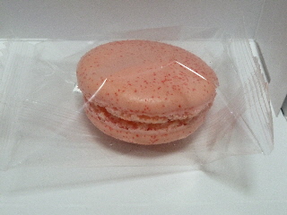 リンツの塩キャラメルマカロン。