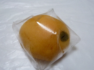 japan 島根県出雲市平田町1308番地 坂本向陽堂のビワの形の和菓子です。