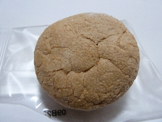 三英堂の桜ブッセ