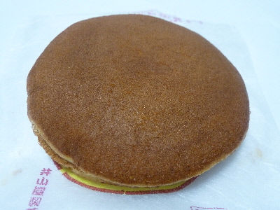 japan 島根県出雲市多伎町口田儀848-3 井山屋製菓のいちじく生どら焼きは平べったかったです。