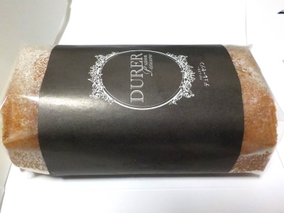 デュレ・セゾンでキャラメルの入ったロールケーキを買いました。