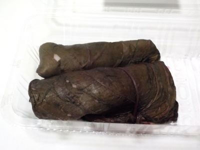 扇屋菓子舗のしそ葉もち。eat shiso leaves