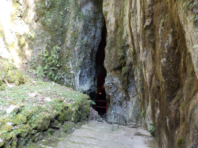 備中鐘乳穴の入り口