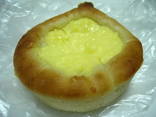 japan 島根県松江市袖師町10-11 パン屋さん空のクリームパン。