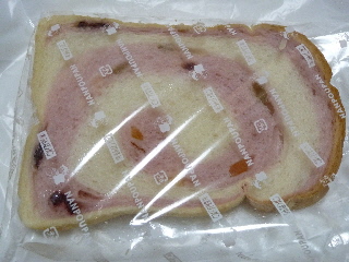 japan 島根県出雲市知井宮町1274-6 なんぽうパンのマーブルトースト（いちご）。