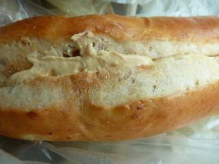 ドルチェビータのくるみとピーナッツクリームのパン。