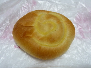 japan 島根県出雲市平野町302 パードレリル（出雲市平野町）のクリームパン。