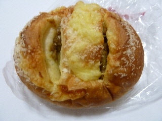 japan 島根県出雲市斐川町上直江1301-1 ゆめタウン斐川の鶏カレーパン。