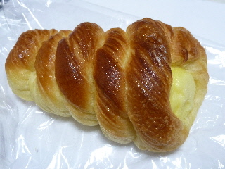 japan 松江市宍道町佐々布210-1 パンタジー宍道店のコロネ(カスタード)。7月