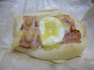 パン工場のWチーズベーコンのチーズが美味しい。