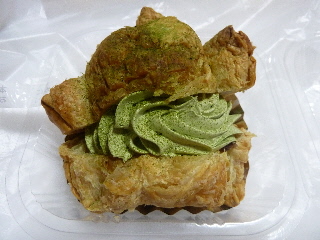 パン屋さんの抹茶クリームパイシュークリーム