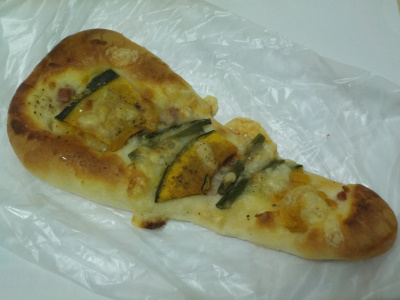 キララベーカリーのカボチャとアスパラのピザ