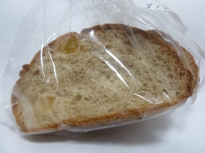 キッチンおかだのローズマリーとりんごのカンパーニュ。