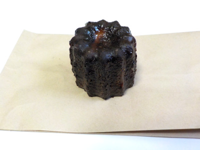 カナリア金絲雀のベーコンフルートとカヌレ。