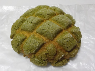 パンの里こむぎの煎茶香るメロンパン。