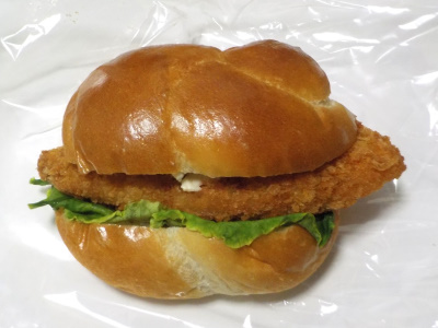 japan 島根県出雲市稲岡町37番 マックスバリュ川跡店のカニクリームグラタン風パンとフィッシュバーガー。