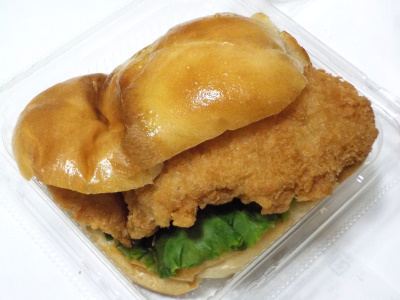 マックスバリュ川跡店のタルタル白身フライバーガー。