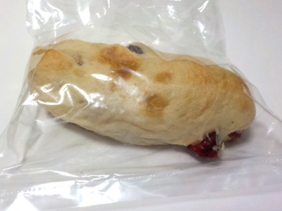 ルバーブのクランベリーとクリームが入ったパン。