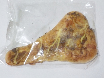 japan 松江市宍道町佐々布210-1 岡野食品のもっちりナン(カレー)。7月