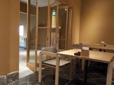 文吉たまきの質素で簡素なデザインの店内